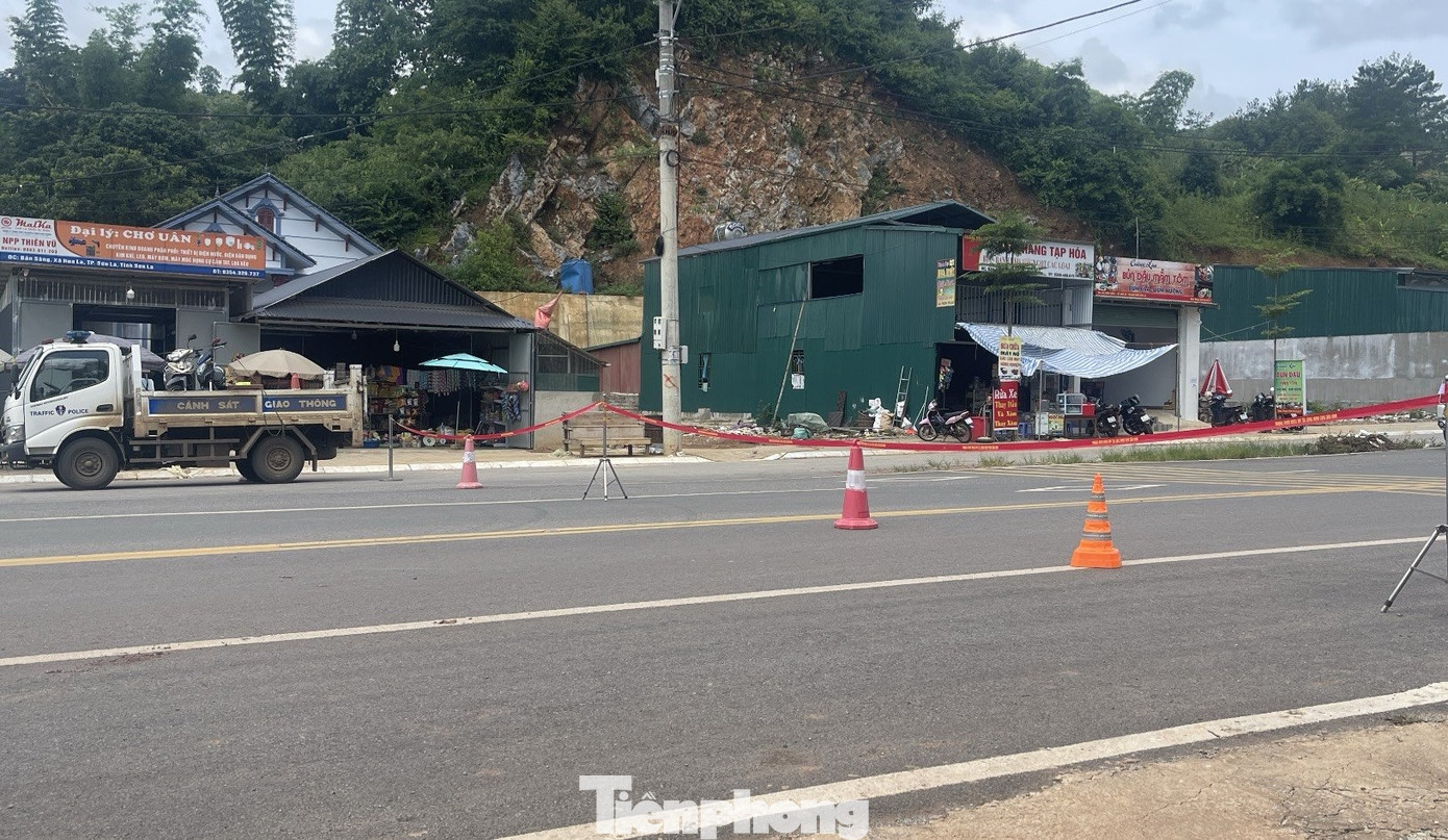Ngay khi vụ việc xảy ra, lực lượng Cảnh sát giao thông tiến hành căng dây cảnh báo, điều phối, phân luồng các phương tiện tham gia giao thông.