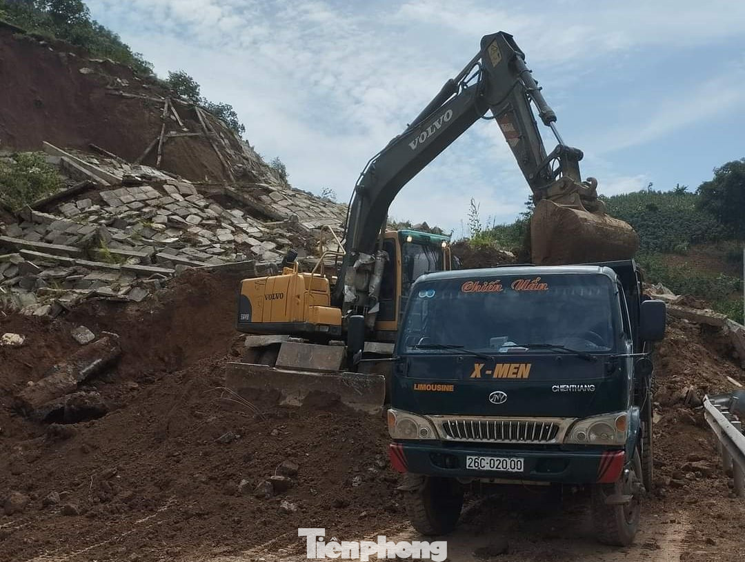 Hiện các đơn vị đang huy động máy móc thi công 2 đầu vị trí sạt lở, dọn đất đá.