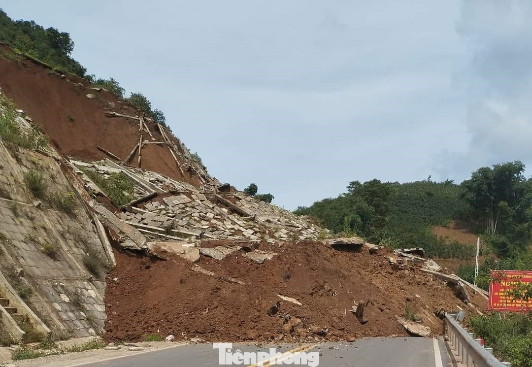 Taluy dương bị sạt lở dài khiến giao thông 2 chiều ách tắc.