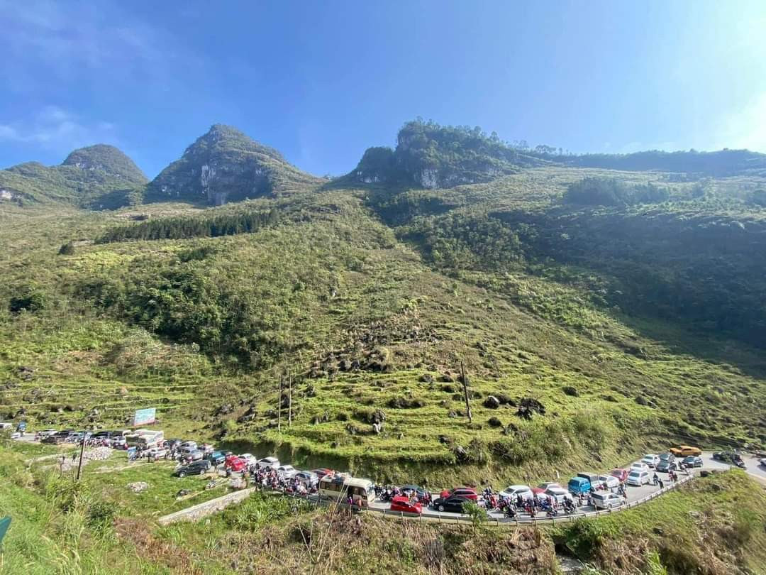 Lượng khách đến du xuân dịp đầu năm mới khiến tình hình giao thông tại một số điểm du lịch như: Cổng trời Quản Bạ; dốc Thẩm Mã, Cột cờ Lũng Cú, đèo Mã Pì Lèng, đoạn đường xuống sông Nho Quế... đôi khi xảy ra tắc đường cục bộ.