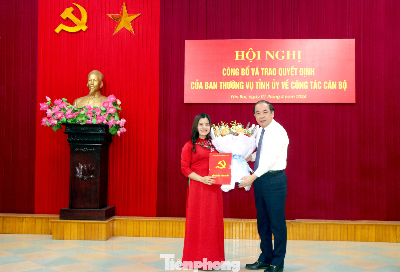 Phó Bí thư Thường trực Tỉnh ủy trao quyết định và tặng hoa chúc mừng tân Phó Trưởng Ban Tuyên giáo Tỉnh ủy. Phó Bí thư Thường trực Tỉnh ủy trao quyết định và tặng hoa chúc mừng tân Phó Trưởng Ban Tuyên giáo Tỉnh ủy.