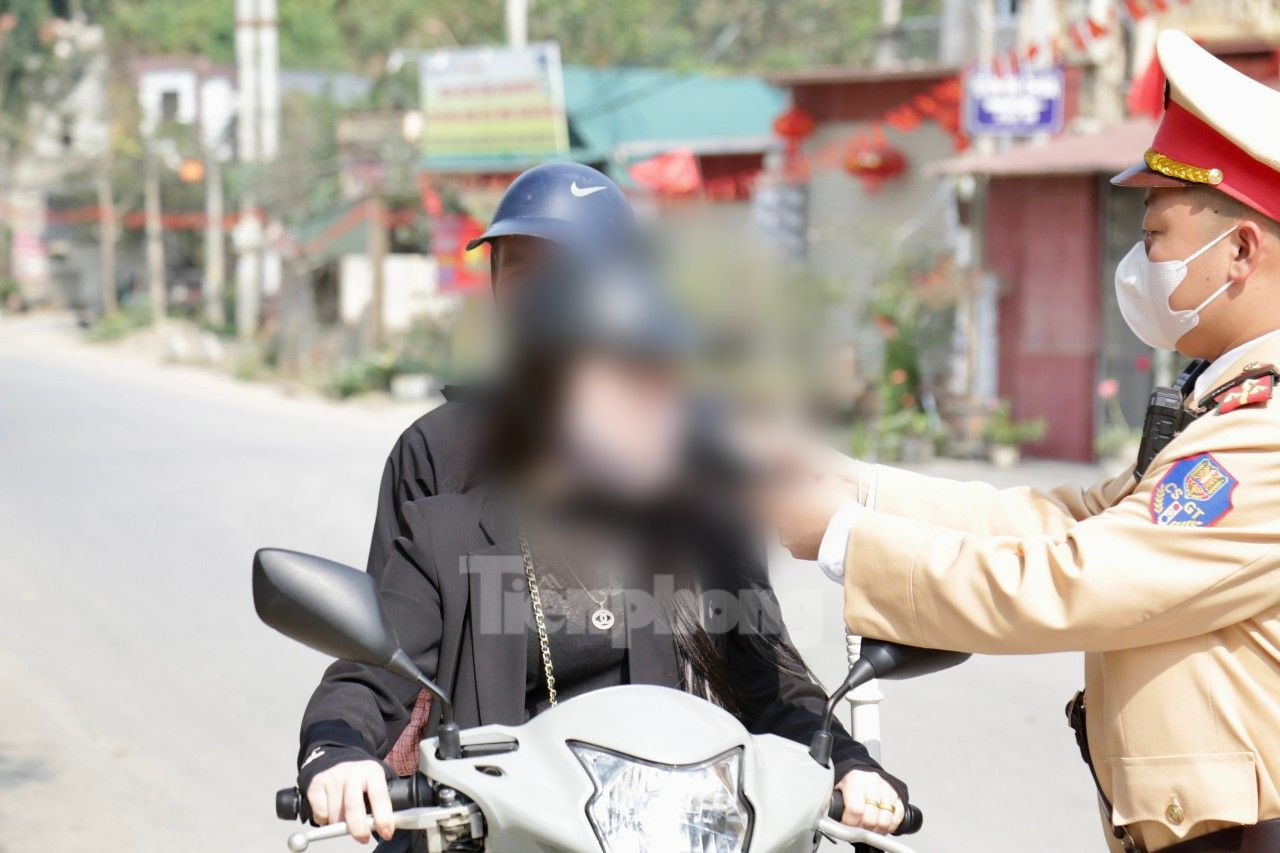 Đặc biệt, trong quá trình kiểm tra, nhiều lái xe quay đầu bỏ chạy khi gặp CSGT, một số người bỏ lại xe và rời khỏi hiện trường.