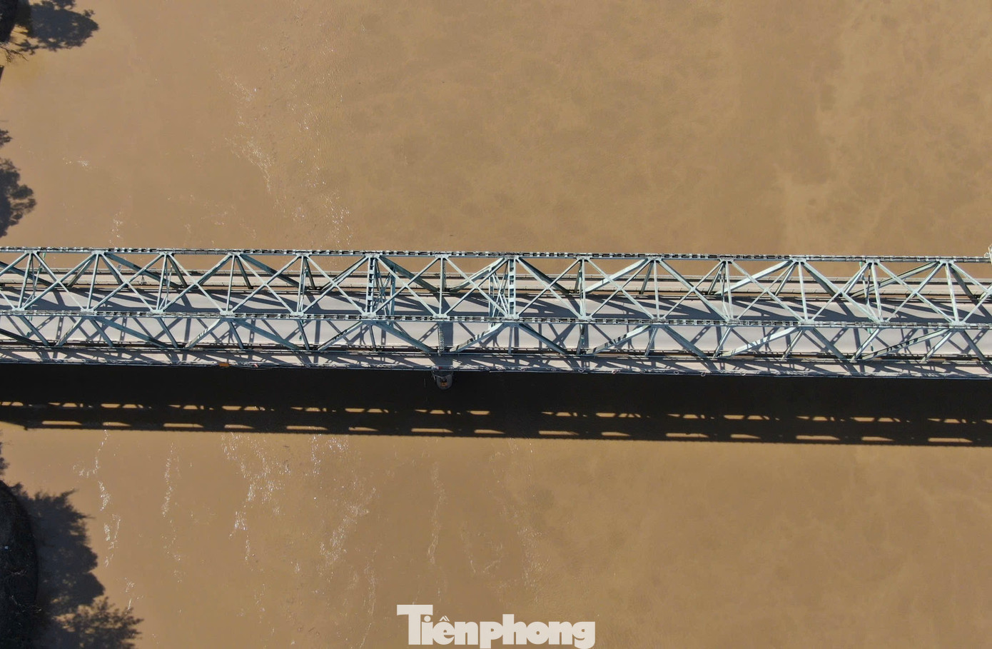 Cầu Yên Bái là 1 trong 5 cây cầu bắc qua sông Thao tại thành phố Yên Bái, đây là cây cầu đầu tiên trên địa bàn tỉnh, được thi công từ năm 1990, hoàn thành đưa vào khai thác, sử dụng từ năm 1992.