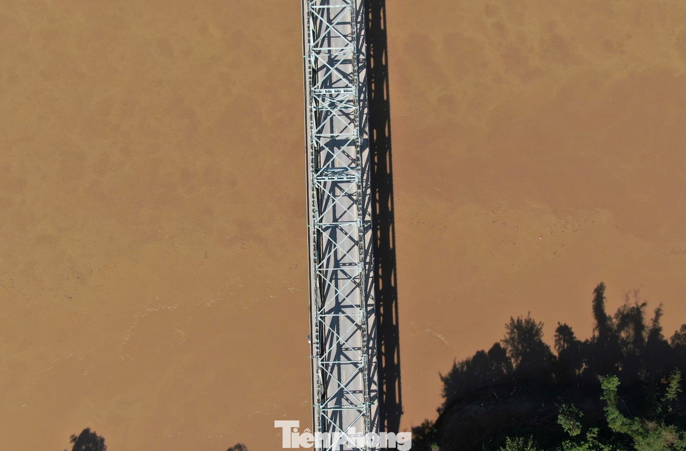 Cầu Yên Bái là 1 trong 5 cây cầu bắc qua sông Thao tại thành phố Yên Bái, đây là cây cầu đầu tiên trên địa bàn tỉnh, được thi công từ năm 1990, hoàn thành đưa vào khai thác, sử dụng từ năm 1992.