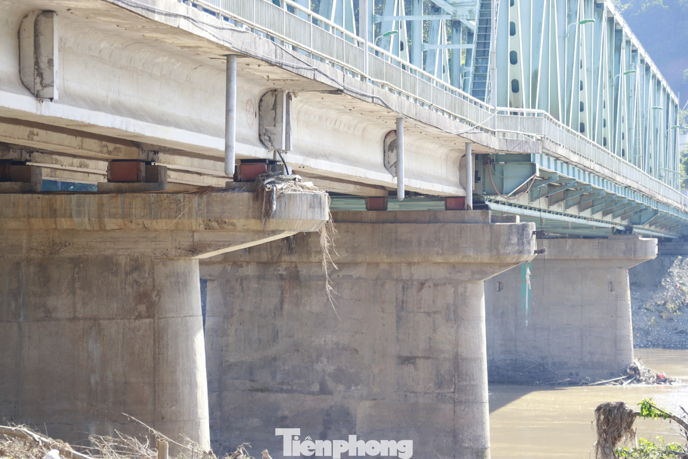 Theo lãnh đạo Sở Giao thông Vận tải tỉnh Yên Bái, ngày 10/9, có 1 tàu hút cát trôi tự do từ phía thượng nguồn sông Thao đã va xô vào trụ, dầm cầu Yên Bái, ảnh hưởng đến chất lượng, an toàn công trình và tác động đến hệ thống kết cấu, liên kết công trình.