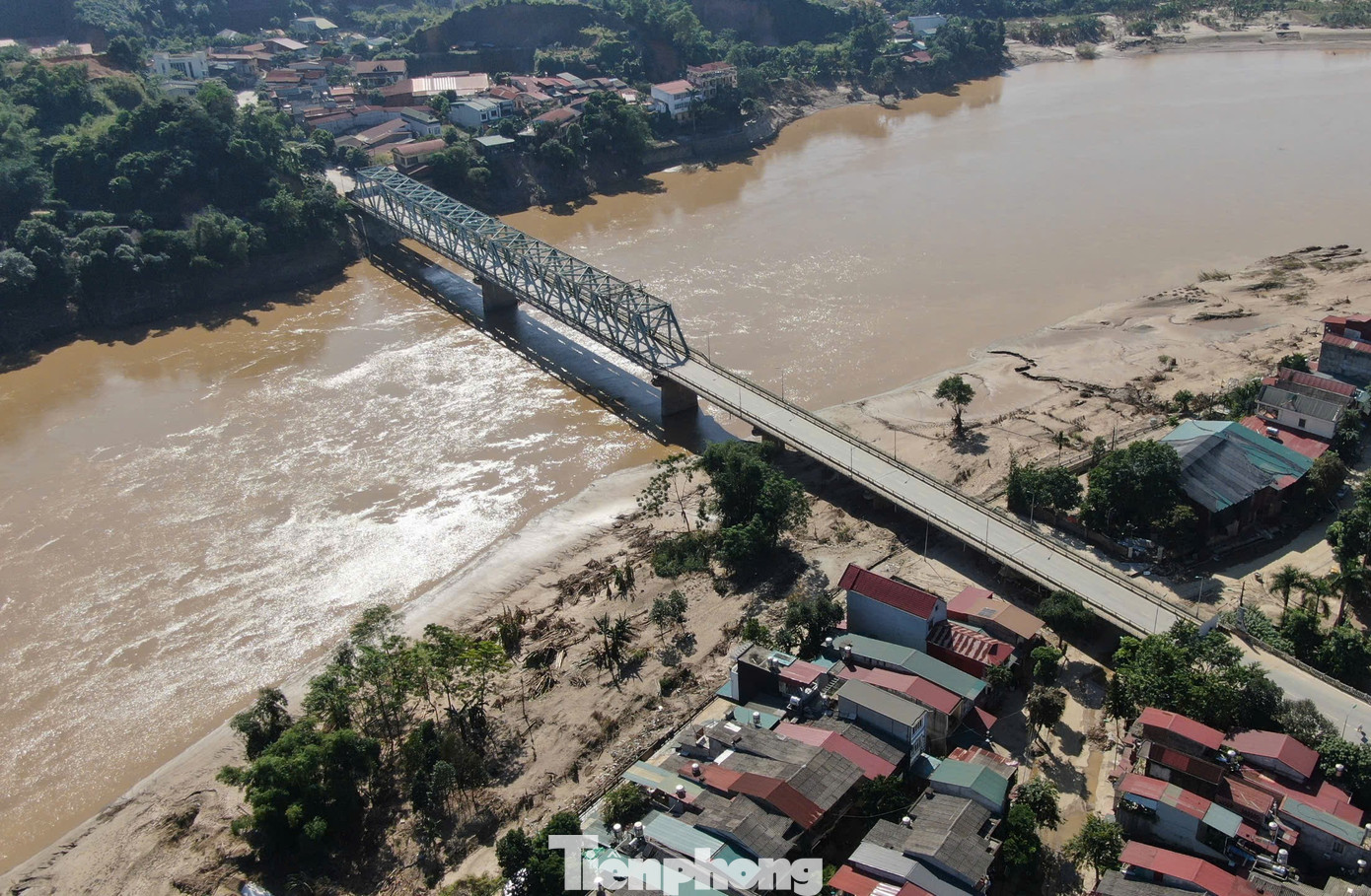 Ngày 3/10, Sở Giao thông Vận tải tỉnh Yên Bái ra Công văn thông báo cấm toàn bộ người và phương tiện qua cầu Yên Bái.