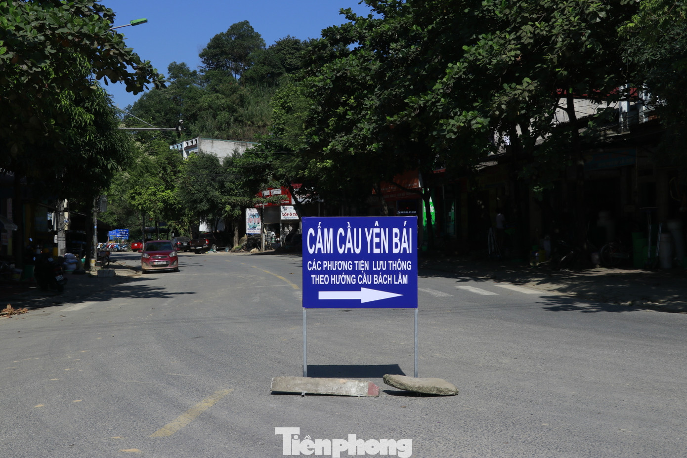 Theo ghi nhận của phóng viên, ngay sau khi cấm cầu, Sở Giao thông Vận tải tỉnh Yên Bái đã đặt biển cảnh báo, phân luồng giao thông, hướng dẫn di chuyển cho các phương tiện khi đi qua cầu Yên Bái.