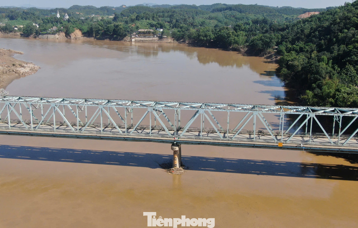 Nguyên nhân cấm cầu do vị trí trụ T5 có hiện tượng xói sâu, đường xói cách mũi cọc từ 3,20 m đến 6,20 m, không đảm bảo an toàn cho người và phương tiện khi lưu thông qua cầu.