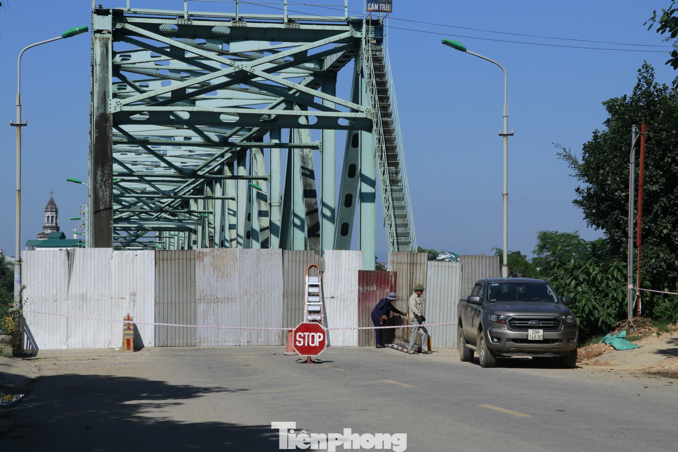 Tại khu vực cầu được quây kín, có sự xuất hiện của công nhân ra vào công trình tiến hành kiểm tra, sửa chữa.