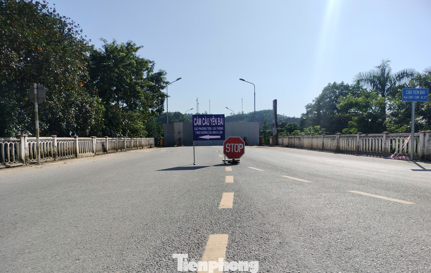 Theo ghi nhận của phóng viên, ngay sau khi cấm cầu, Sở Giao thông Vận tải tỉnh Yên Bái đã đặt biển cảnh báo, phân luồng giao thông, hướng dẫn di chuyển cho các phương tiện khi đi qua cầu Yên Bái.
