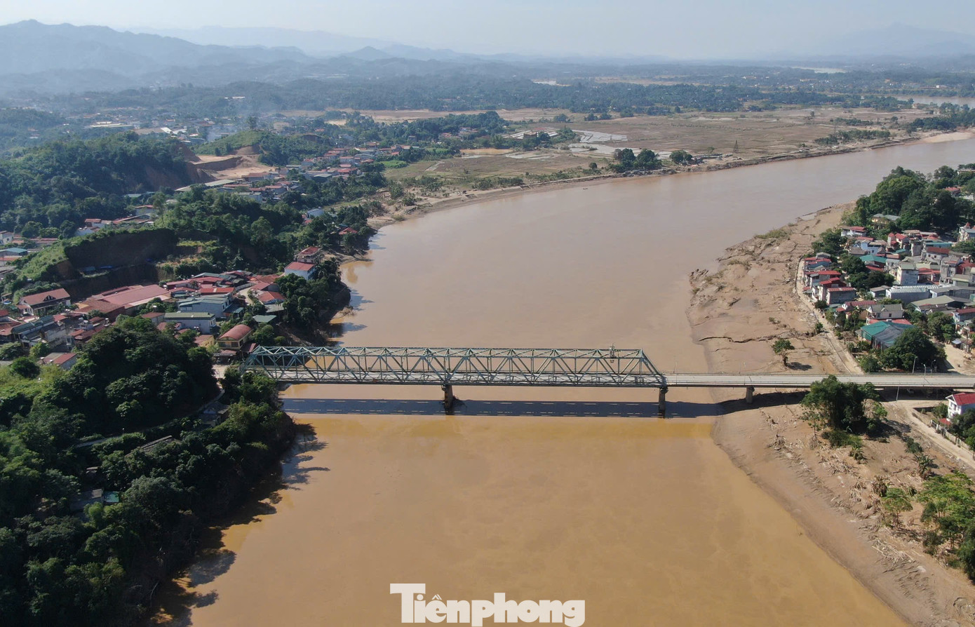 Ngày 3/10, Sở Giao thông Vận tải tỉnh Yên Bái ra Công văn thông báo cấm toàn bộ người và phương tiện qua cầu Yên Bái.