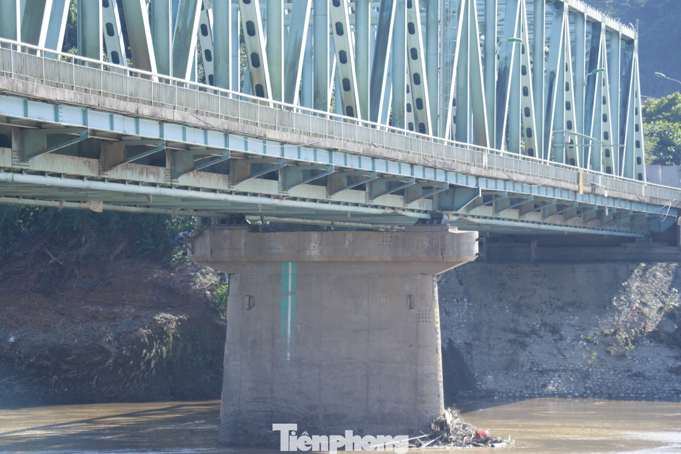 Tại khu vực cầu được quây kín, có sự xuất hiện của công nhân ra vào công trình tiến hành kiểm tra, sửa chữa.