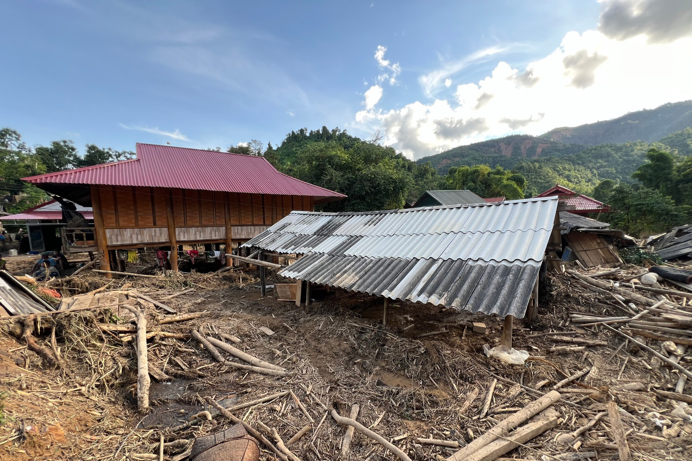 Chị Lò Thị Minh (30 tuổi, bản Tin Tốc, xã Mường Pồn, huyện Điện Biên) cho hay, sau lũ, gia đình mất hết ruộng ao, nhà bị ngập, gạo, đồ dùng nấu ăn bị lũ cuốn trôi. Bây giờ trong nhà không còn gì. Chị Lò Thị Minh (30 tuổi, bản Tin Tốc, xã Mường Pồn, huyện Điện Biên) cho hay, sau lũ, gia đình mất hết ruộng ao, nhà bị ngập, gạo, đồ dùng nấu ăn bị lũ cuốn trôi. Bây giờ trong nhà không còn gì.