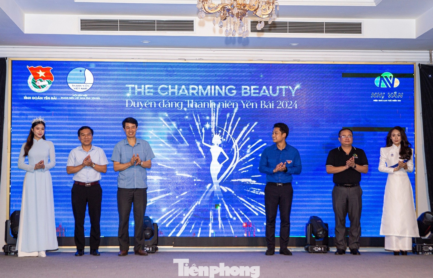 Các đại biểu cùng Ban tổ chức thực hiện nghi thức phát động cuộc thi. Các đại biểu cùng Ban tổ chức thực hiện nghi thức phát động cuộc thi.