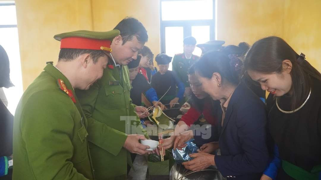 Tại xã An Thịnh, Đoàn thanh niên Công an huyện Văn Yên đã gói bánh chưng và trao 40 suất quà, mỗi suất gồm nhu yếu phẩm và tiền mặt, trị giá 500.000đ/suất cho 40 hộ nghèo, hộ cận nghèo của thôn Làng Lớn.