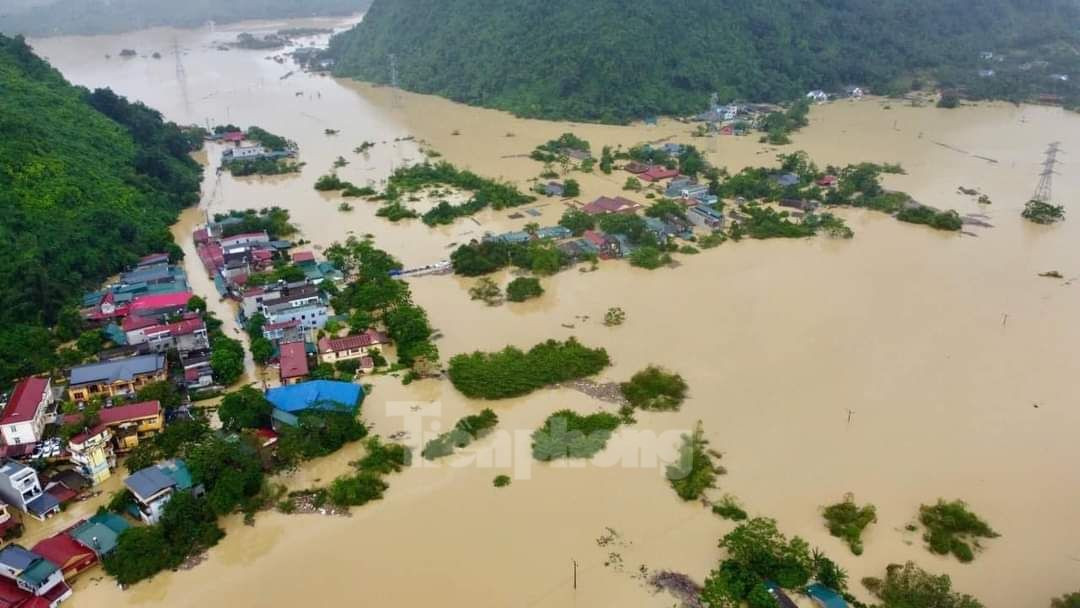 Nước hồ Thác Bà bị ùn ứ khiến thượng nguồn của hồ tại khu vực xã Tân Lĩnh và một số xã của huyện Lục Yên, tỉnh Yên Bái ngập sâu trong nước.