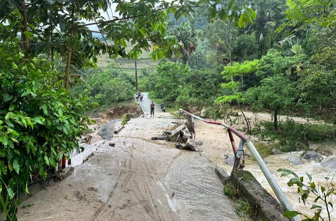 Cắt cử cán bộ túc trực tại các điểm có nguy cơ sạt lở, cảnh báo người dân nguy hiểm không qua lại.