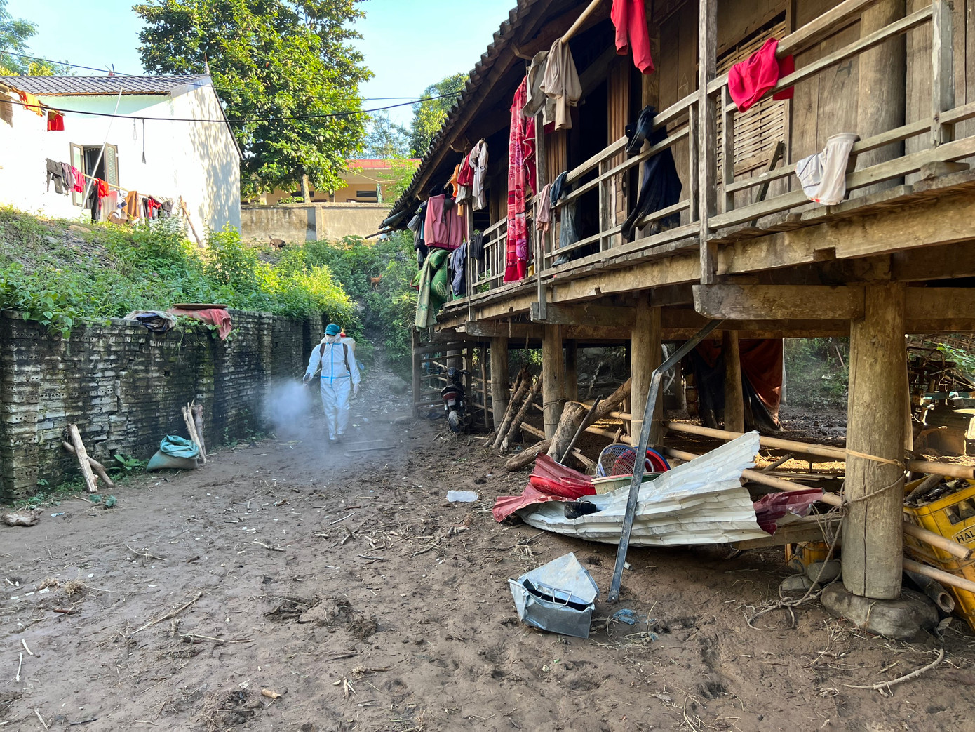 Trung tâm kiểm soát bệnh tật phun khử khuẩn môi trường, xử lý nguồn nước, triển khai một số biện pháp phòng chống dịch bệnh cho bà con. Trung tâm kiểm soát bệnh tật phun khử khuẩn môi trường, xử lý nguồn nước, triển khai một số biện pháp phòng chống dịch bệnh cho bà con.