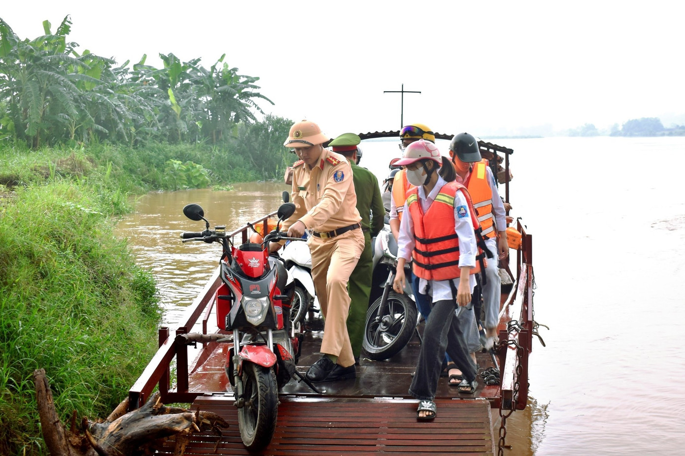 Lực lượng Công an huyện Hạ Hoà, tỉnh Phú Thọ chủ động đưa đón các học sinh qua đò ngang đến điểm thi THPT Vĩnh Chân, do nước sông Hồng lên cao. Lực lượng Công an huyện Hạ Hoà, tỉnh Phú Thọ chủ động đưa đón các học sinh qua đò ngang đến điểm thi THPT Vĩnh Chân, do nước sông Hồng lên cao.