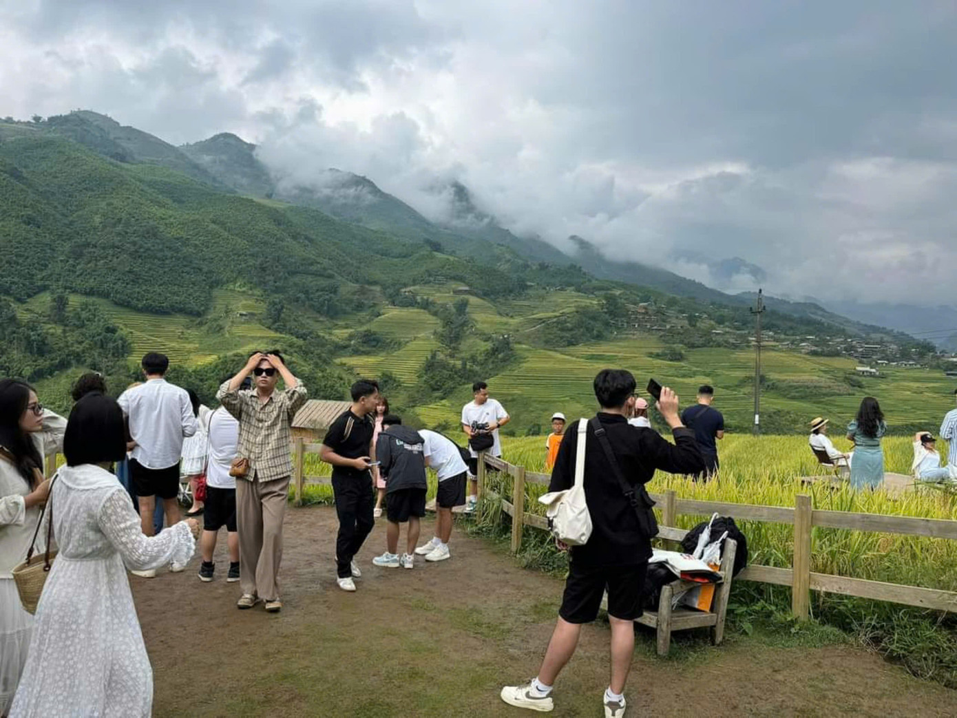 Trong khi đó, tại các điểm check-in ruộng bậc thang trên địa bàn thị xã cũng chật kín du khách.