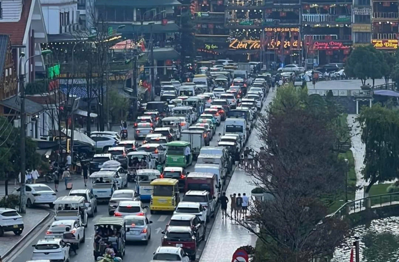 Khu vực trung tâm Sa Pa bắt đầu đông, có dấu hiệu ùn tắc cục bộ từ 15h ngày 31/8. Tới chiều 1/9, tình trạng ùn tắc đã giảm nhưng vẫn có rất đông phương tiện tham gia giao thông, khiến việc di chuyển không mấy dễ dàng.