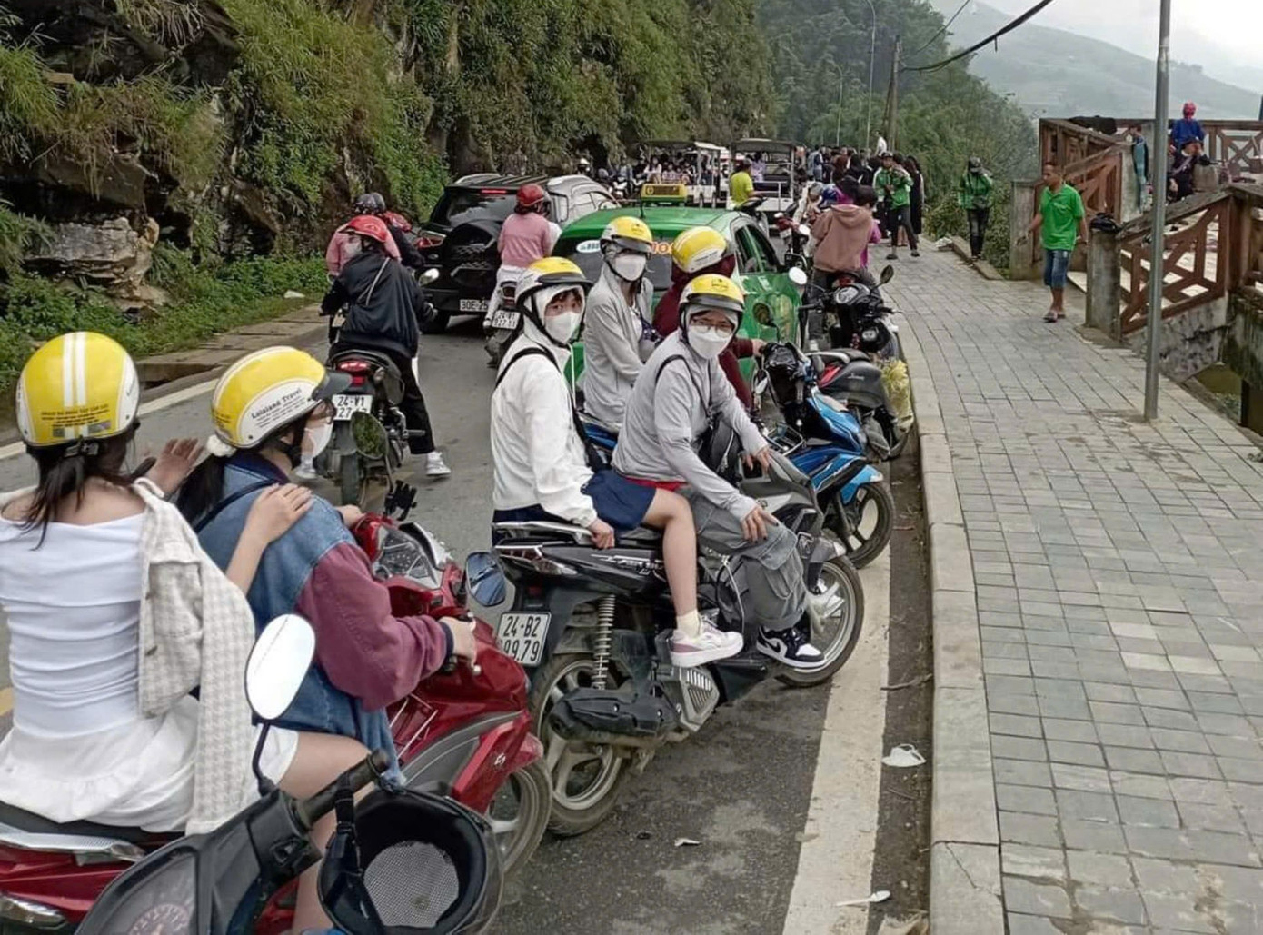 Chị Phan Thùy Mai (du khách Hà Nội) đến Sa Pa du lịch từ ngày 31/8 đến 2/9 cho biết, 8h30 ngày 1/9, chị và nhóm bạn thuê xe taxi di chuyển từ khu vực Nhà thờ đá Sa Pa xuống Tả Van. Tuy nhiên, lượng phương tiện đổ về Tả Van quá đông khiến taxi di chuyển rất chậm. Nhóm phải xuống đi bộ và bắt xe ôm để đi tiếp.