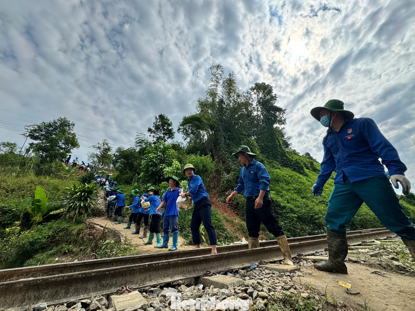 Với tinh thần “Đâu cần thanh niên có, việc gì khó có thanh niên”, màu áo xanh đã chung tay lan tỏa tinh thần tình nguyện, sẻ chia, giúp bà con vùng lũ Yên Bái sớm ổn định lại cuộc sống.
