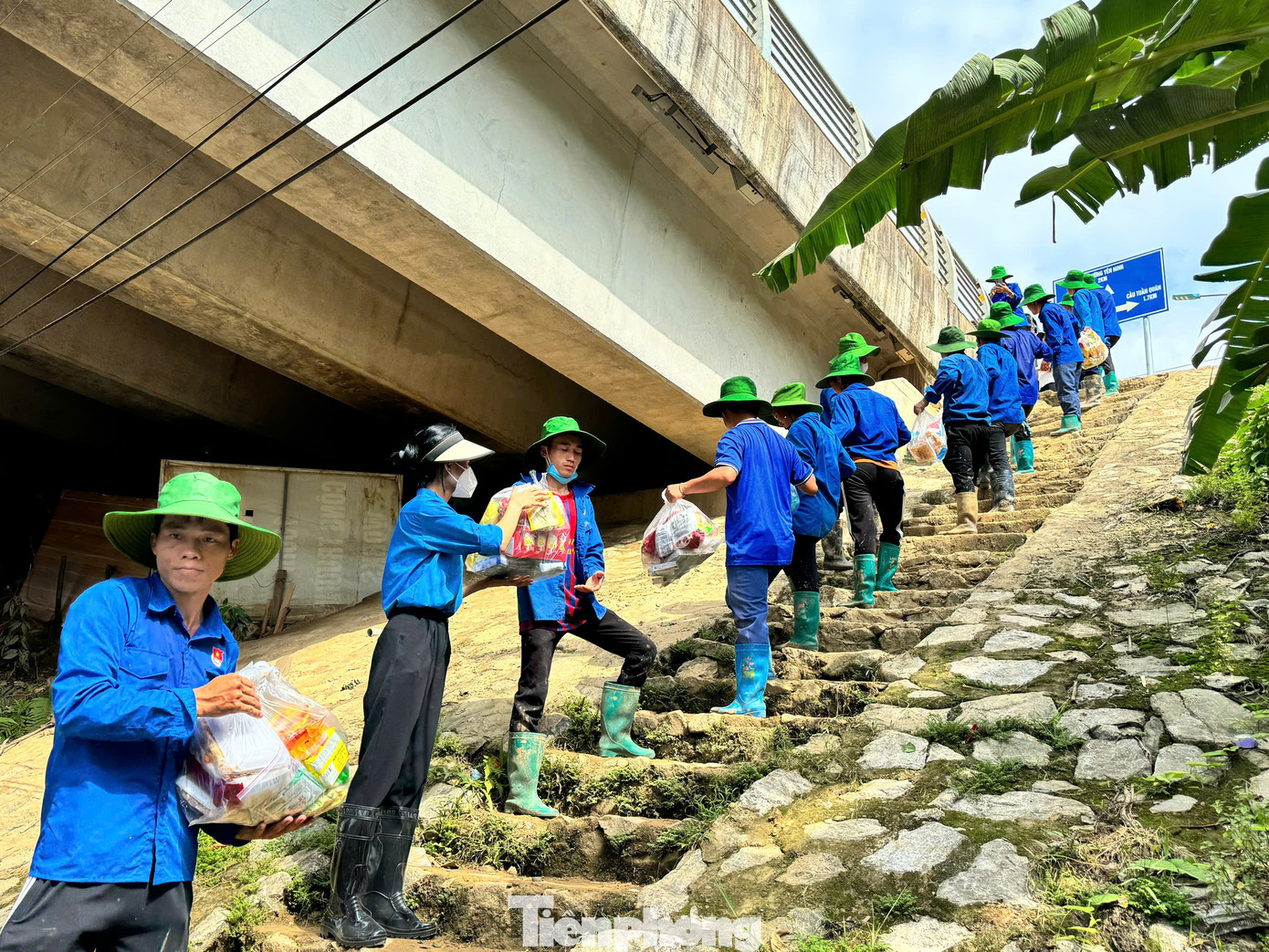 Những ngày sau mưa lũ, trên khắp các nẻo đường tại thành phố Yên Bái, màu áo xanh của những thanh niên tình nguyện trải khắp các con đường, ngõ nhỏ để hỗ trợ người dân dọn dẹp bùn đất, vệ sinh môi trường.