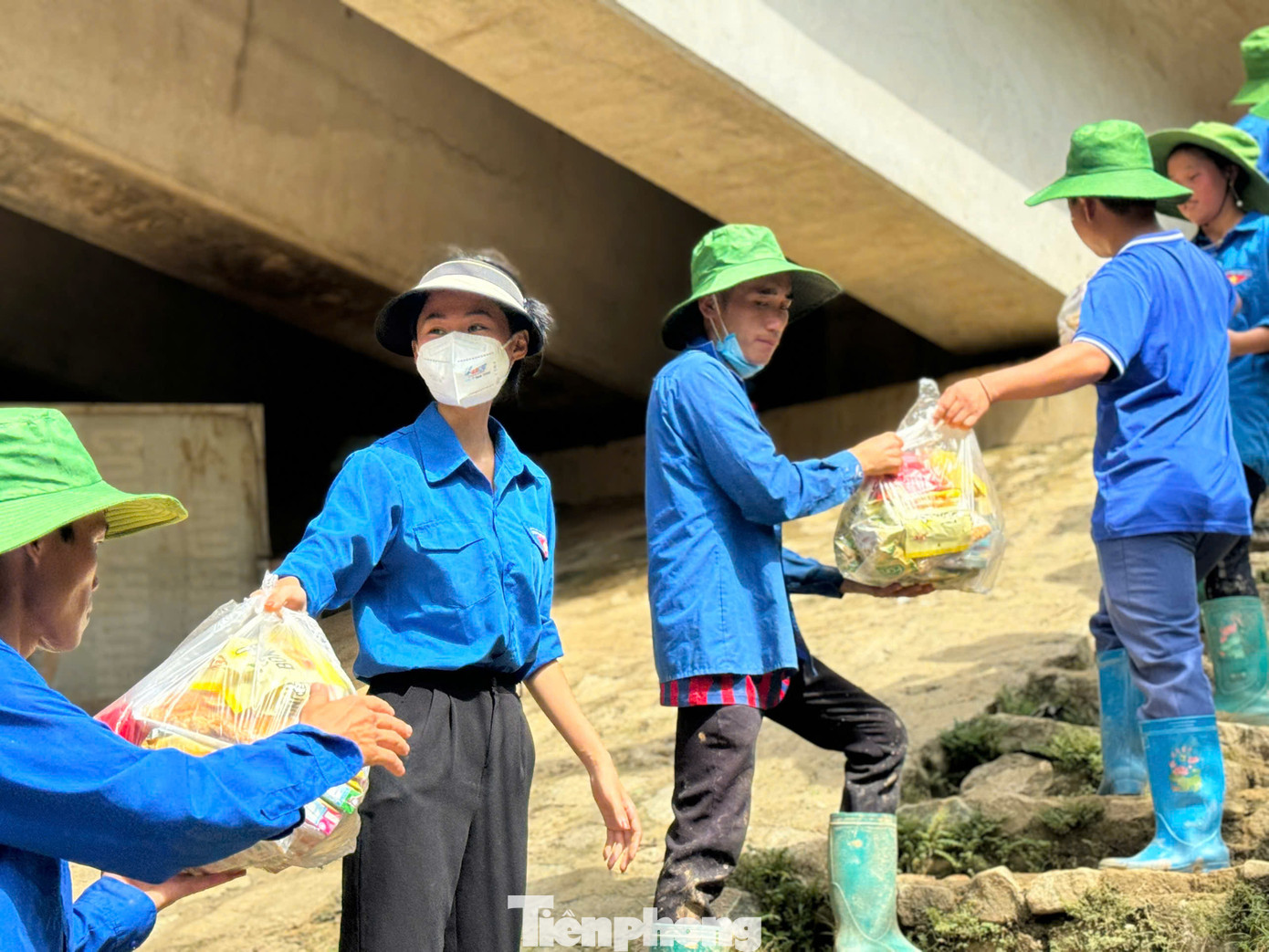 Trao đổi với Tiền Phong, chị Hà Vân Kiều - Bí thư huyện đoàn Mù Cang Chải cho biết, huyện đoàn huy động gần 50 đoàn viên thanh niên tham gia hỗ trợ người dân thành phố dọn dẹp, khắc phục hậu quả mưa lũ.