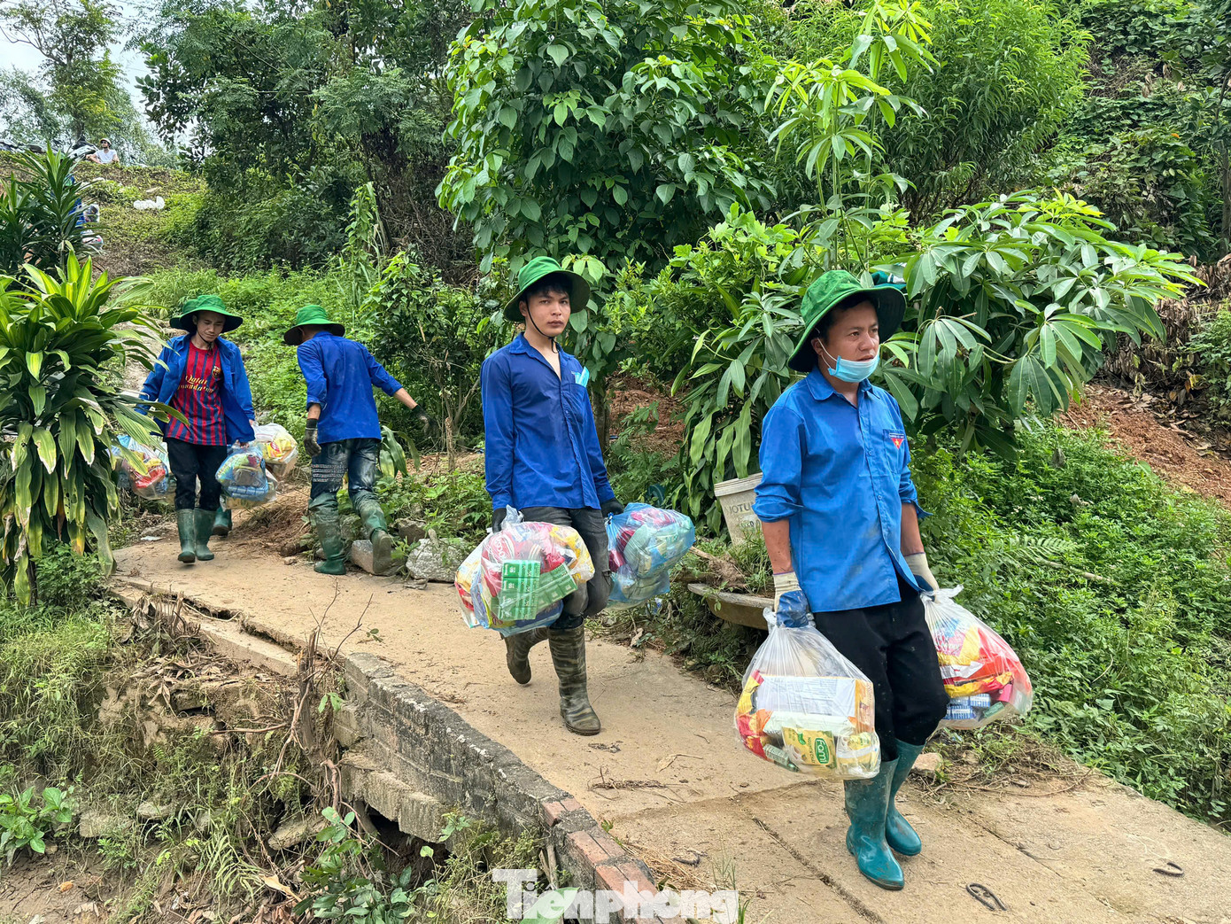 Thanh niên tình nguyện đã đến từng nhà, hỗ trợ người dân quét dọn bùn đất, làm sạch các vật dụng bàn ghế, làm vệ sinh môi trường, khơi thông các tuyến đường bị ách tắc giao thông do bão lũ… Tại các trường học, trạm y tế, các đoàn viên đã sắp xếp lại bàn ghế, rửa bùn đất, quét dọn sân trường, các phòng chức năng.