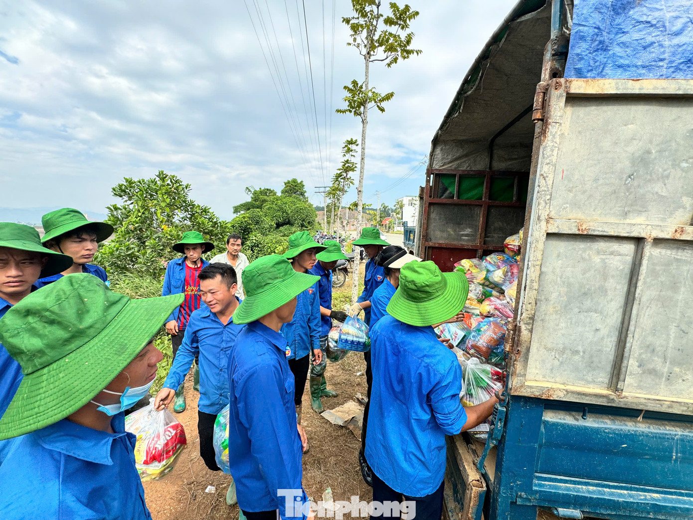 Những ngày sau mưa lũ, trên khắp các nẻo đường tại thành phố Yên Bái, màu áo xanh của những thanh niên tình nguyện trải khắp các con đường, ngõ nhỏ để hỗ trợ người dân dọn dẹp bùn đất, vệ sinh môi trường.