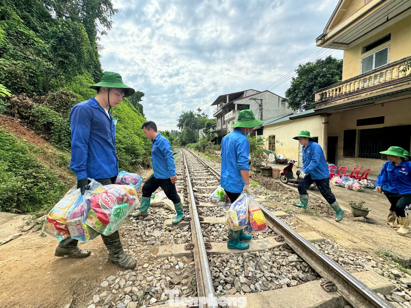 Đối với những hộ gia đình bị ảnh hưởng, các đoàn viên hỗ trợ nhu yếu phẩm, quà.