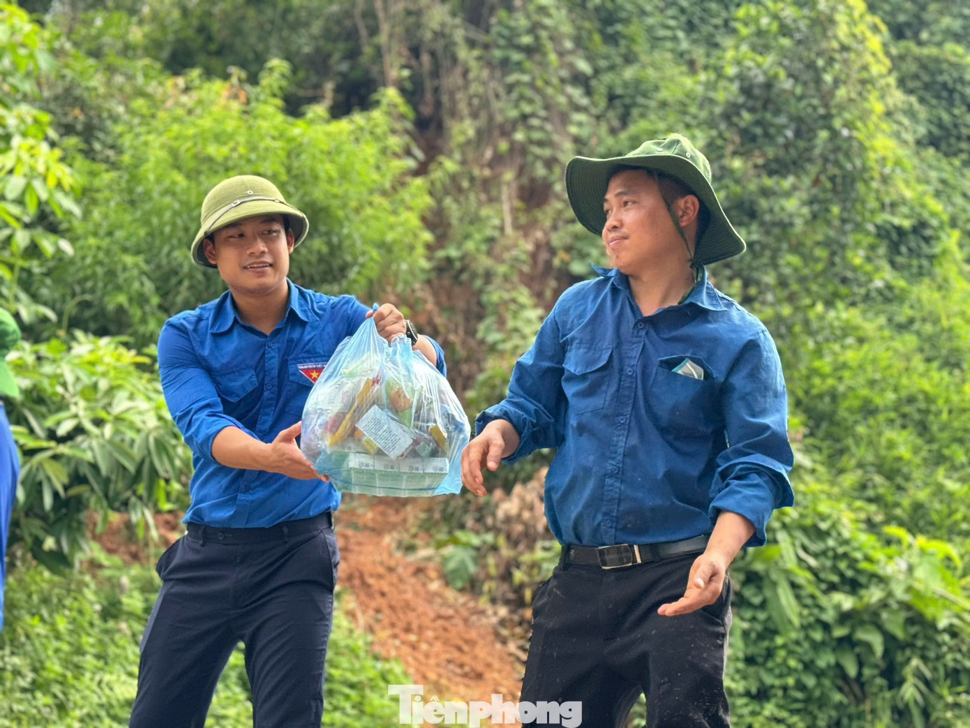 Với tinh thần “Đâu cần thanh niên có, việc gì khó có thanh niên”, màu áo xanh đã chung tay lan tỏa tinh thần tình nguyện, sẻ chia, giúp bà con vùng lũ Yên Bái sớm ổn định lại cuộc sống.