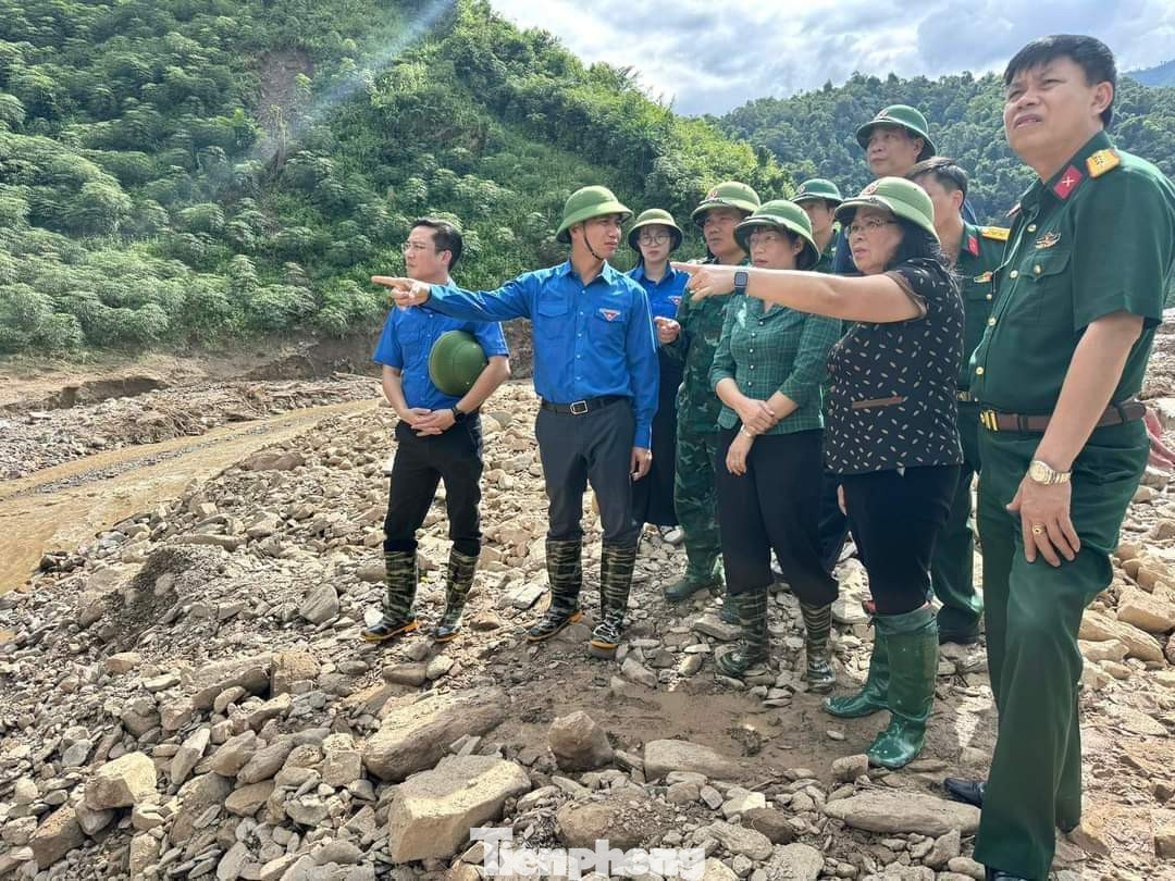 Anh Nguyễn Ngọc Lương - Bí thư thường trực Trung ương Đoàn, Chủ tịch Trung ương Hội LHTN Việt Nam vào tâm lũ xã Mường Pồn, huyện Điện Biên thăm hỏi, động viên và trao hỗ trợ các gia đình bị ảnh hưởng do lũ quét.