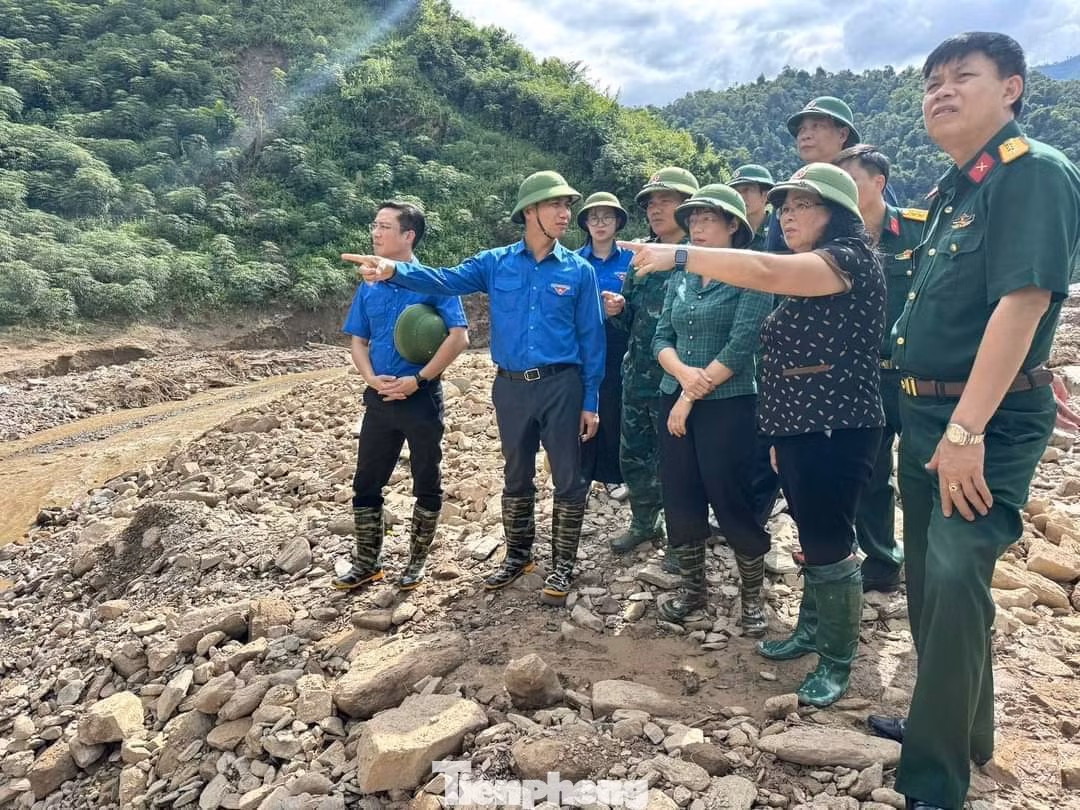 Anh Nguyễn Ngọc Lương - Bí thư thường trực Trung ương Đoàn, Chủ tịch Trung ương Hội LHTN Việt Nam vào tâm lũ xã Mường Pồn, huyện Điện Biên thăm hỏi, động viên và trao hỗ trợ các gia đình bị ảnh hưởng do lũ quét.