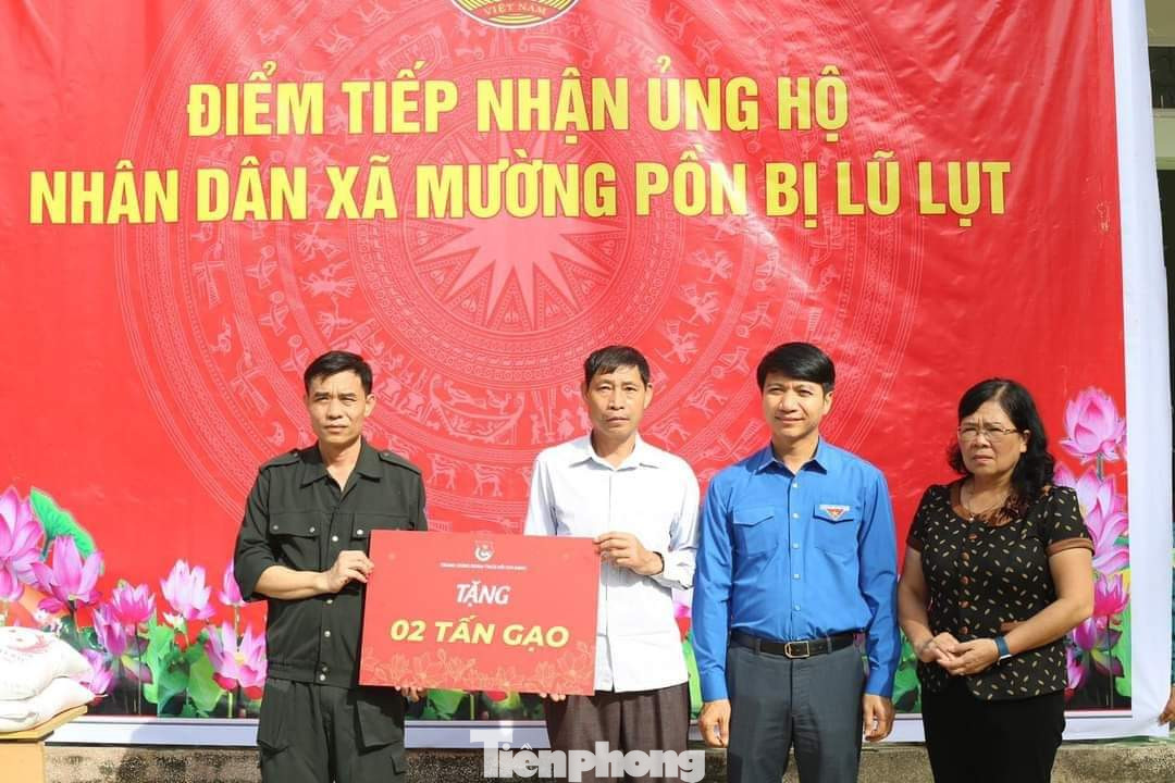 Trung ương Đoàn trao hỗ trợ người dân bị ảnh hưởng bởi mưa lũ.