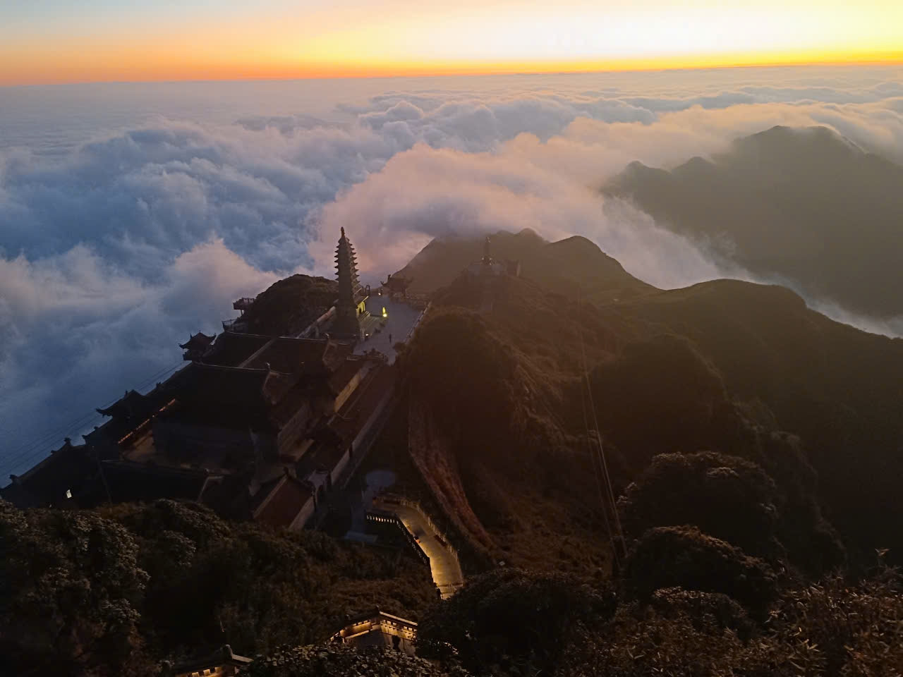 Đến khoảng 9h cùng ngày, lớp băng mỏng do sương muối gây ra đã tan.