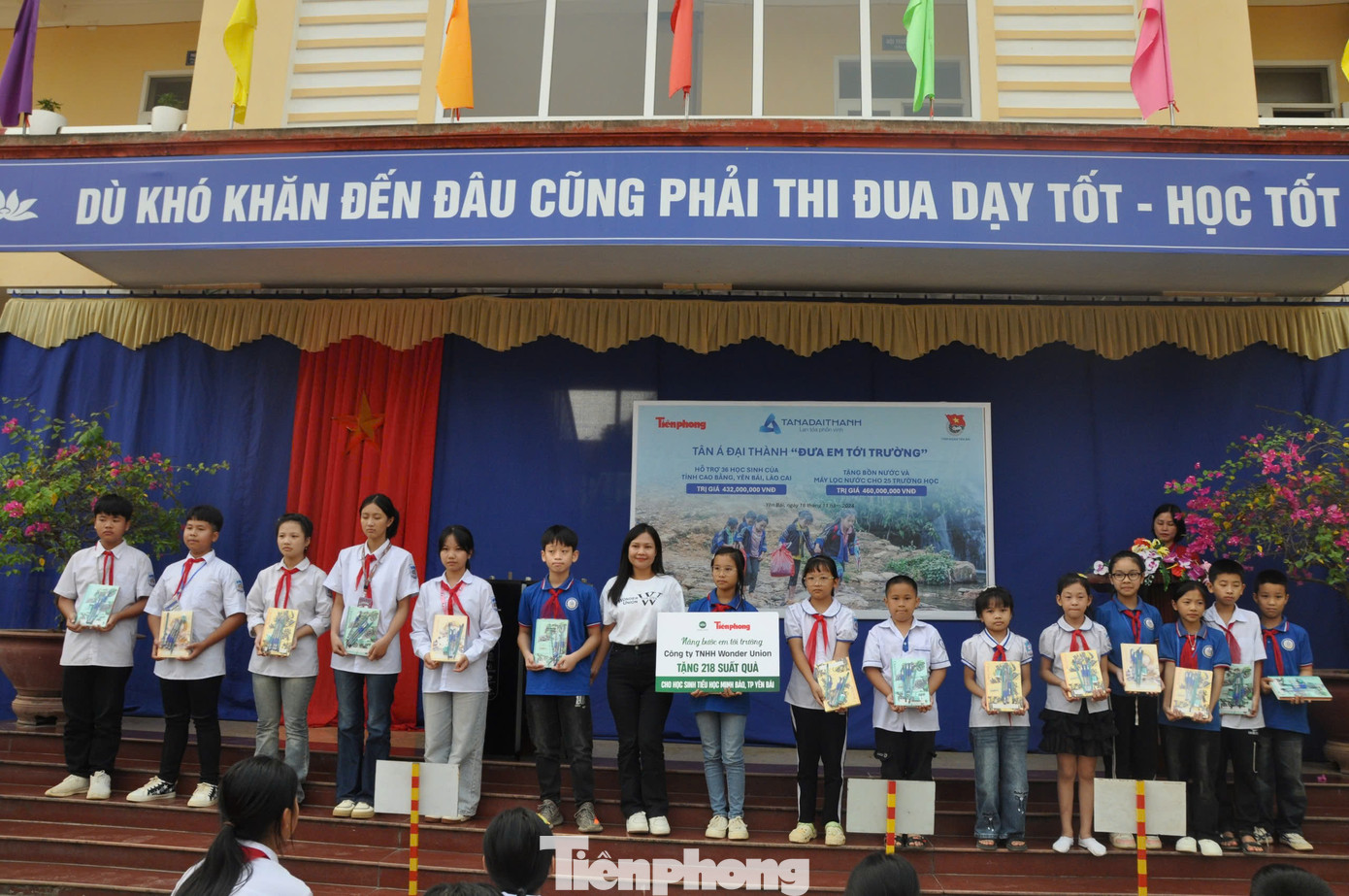 Bà Doãn Thanh Thái – Giám đốc Marketing công ty TNHH Wonder Union (áo trắng ở giữa) trao 330 suất quà cho các em học sinh Trường TH&THCS Minh Bảo. Bà Doãn Thanh Thái – Giám đốc Marketing công ty TNHH Wonder Union (áo trắng ở giữa) trao 330 suất quà cho các em học sinh Trường TH&THCS Minh Bảo.