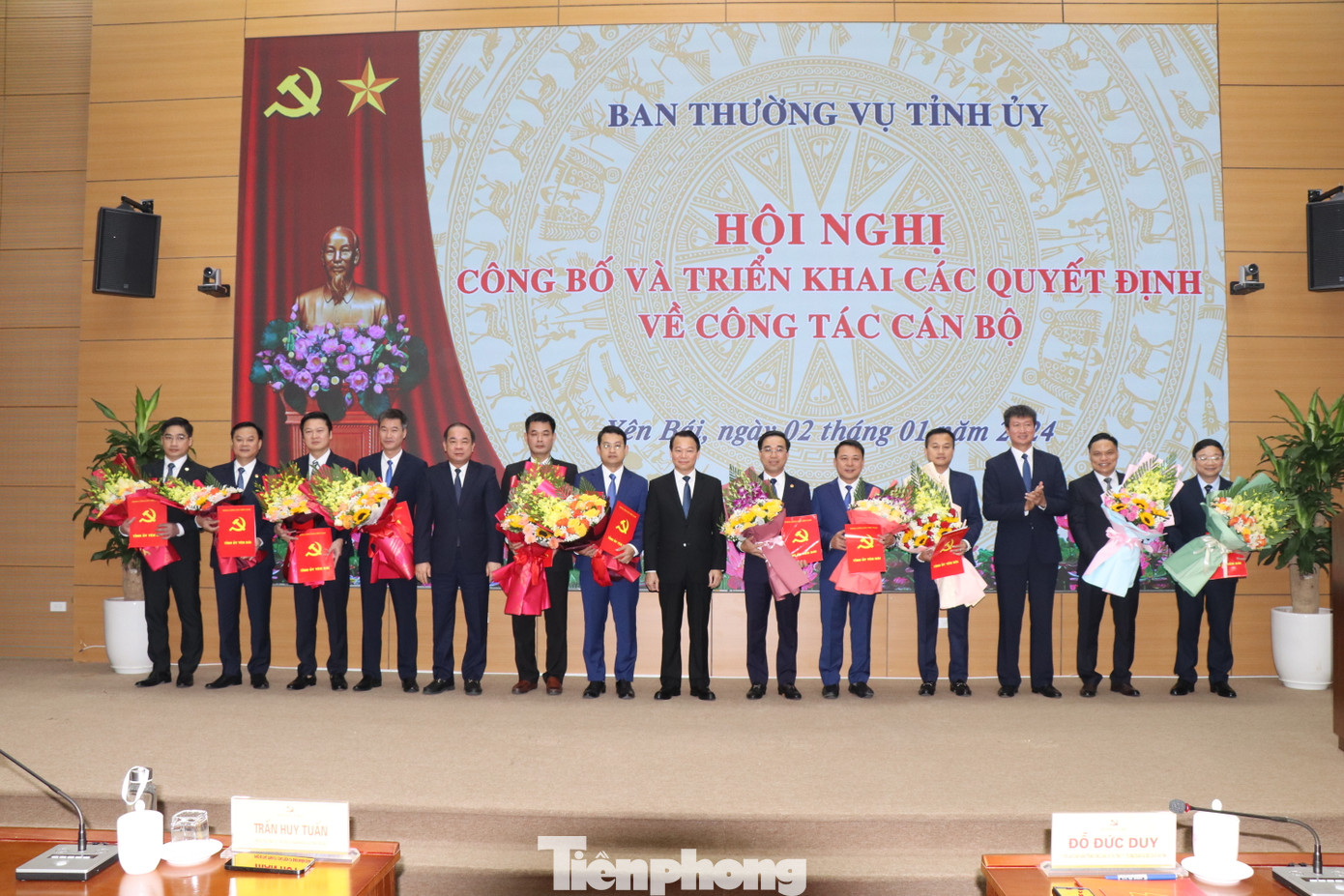 Lãnh đạo tỉnh Yên Bái tặng hoa, chúc mừng các đồng chí được điều động, bổ nhiệm.