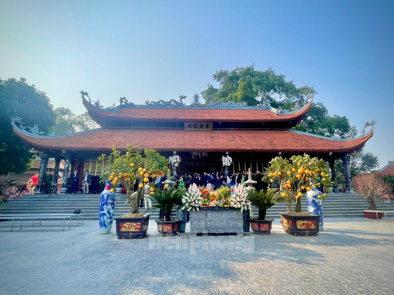 Theo thông lệ, vào ngày Mão đầu tiên của tháng Giêng, Đền Đông Cuông sẽ chính thức khai hội. Năm 2024, lễ hội đầu năm sẽ được tổ chức trong 2 ngày 20 - 21/2 (tức ngày 11 – 12 tháng Giêng năm Giáp Thìn).