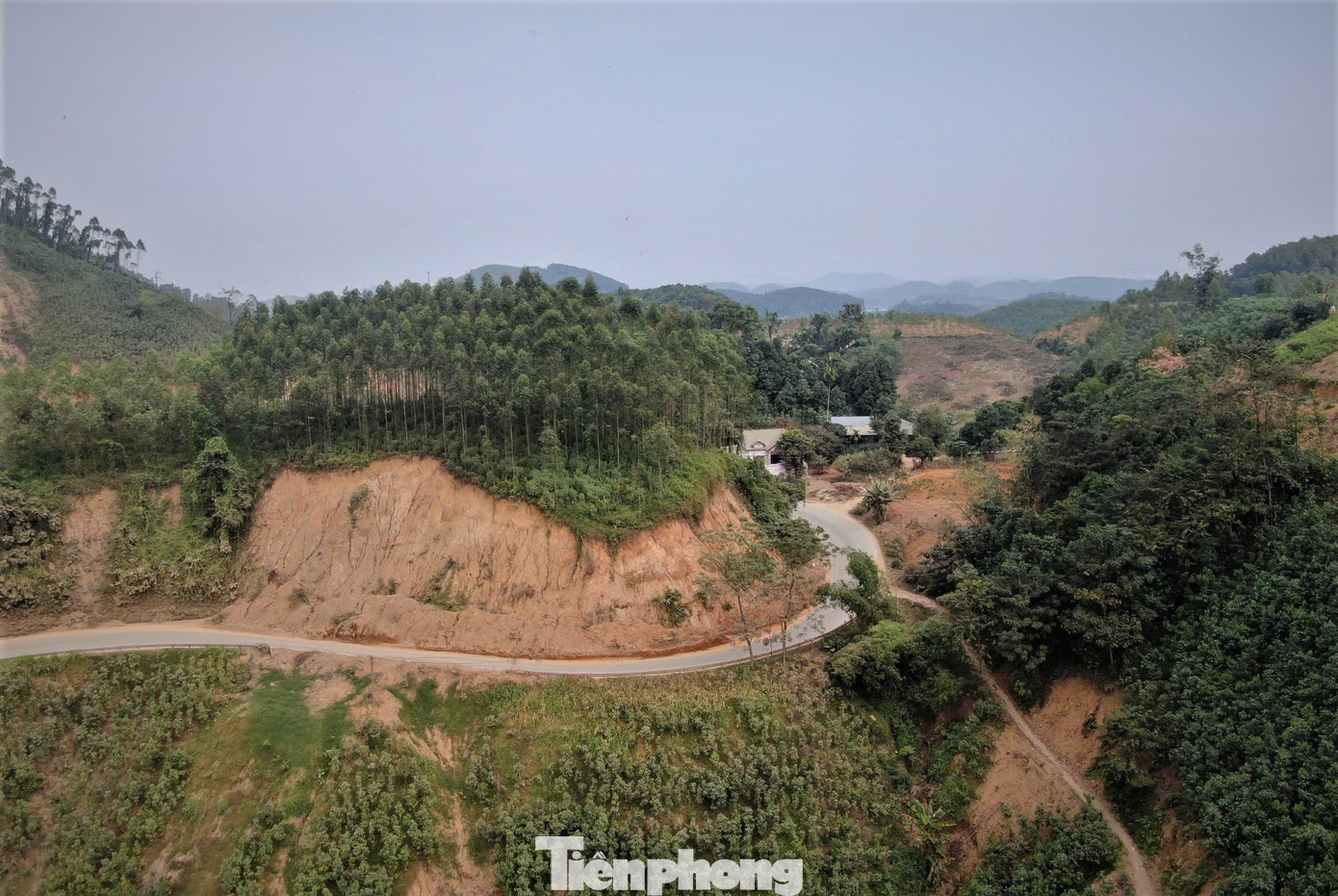 Do ảnh hưởng của hoàn lưu cơn bão số 3, khiến tuyến đường bị sạt lở hàng trăm vị trí, với hàng chục vạn mét khối đất đá, gây tắc nghẽn giao thông nhiều ngày. Do ảnh hưởng của hoàn lưu cơn bão số 3, khiến tuyến đường bị sạt lở hàng trăm vị trí, với hàng chục vạn mét khối đất đá, gây tắc nghẽn giao thông nhiều ngày.