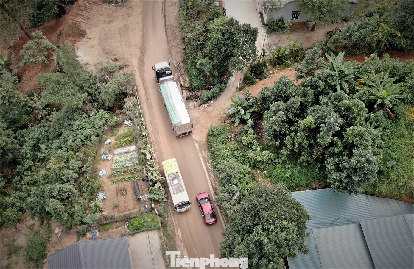 Những ngày đầu tháng 11, theo ghi nhận của phóng viên, nhiều đoạn trên Quốc lộ 70 vẫn ngổn ngang đất đá, nhiều vị trí bị xói mòn, sạt lở taluy âm, taluy dương. Những ngày đầu tháng 11, theo ghi nhận của phóng viên, nhiều đoạn trên Quốc lộ 70 vẫn ngổn ngang đất đá, nhiều vị trí bị xói mòn, sạt lở taluy âm, taluy dương.