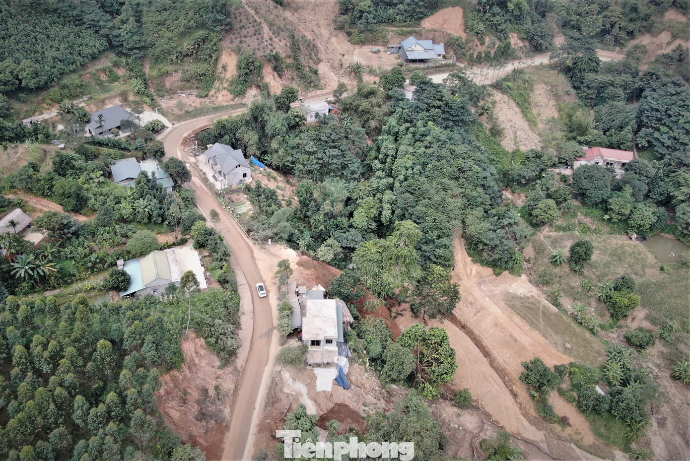 Quốc lộ 70 là tuyến đường huyết mạch kết nối Phú Thọ, Yên Bái và Lào Cai. Không chỉ phục vụ nhu cầu đi lại của người dân, đây còn là một trong những tuyến đường vận chuyển hàng hóa, nông - lâm sản quan trọng từ Việt Nam sang Trung Quốc và ngược lại. Quốc lộ 70 là tuyến đường huyết mạch kết nối Phú Thọ, Yên Bái và Lào Cai. Không chỉ phục vụ nhu cầu đi lại của người dân, đây còn là một trong những tuyến đường vận chuyển hàng hóa, nông - lâm sản quan trọng từ Việt Nam sang Trung Quốc và ngược lại.