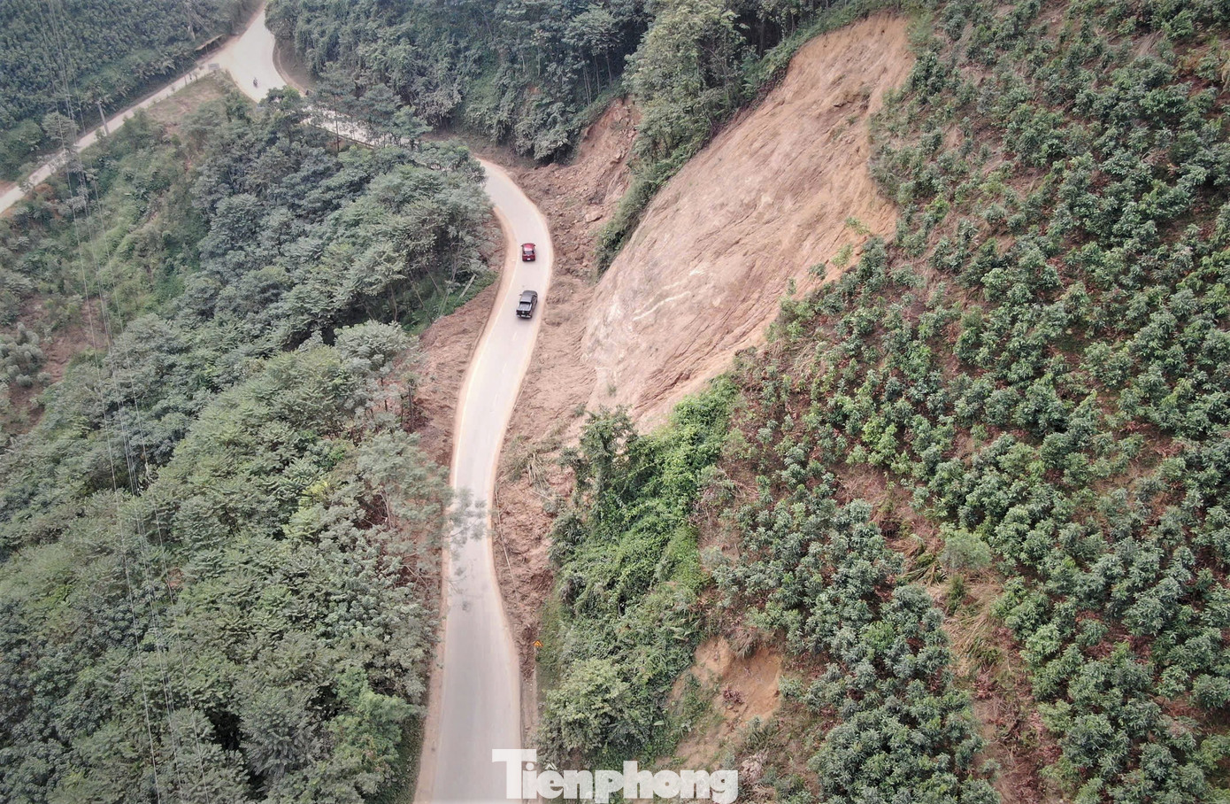 Do ảnh hưởng của hoàn lưu cơn bão số 3, khiến tuyến đường bị sạt lở hàng trăm vị trí, với hàng chục vạn mét khối đất đá, gây tắc nghẽn giao thông nhiều ngày. Do ảnh hưởng của hoàn lưu cơn bão số 3, khiến tuyến đường bị sạt lở hàng trăm vị trí, với hàng chục vạn mét khối đất đá, gây tắc nghẽn giao thông nhiều ngày.