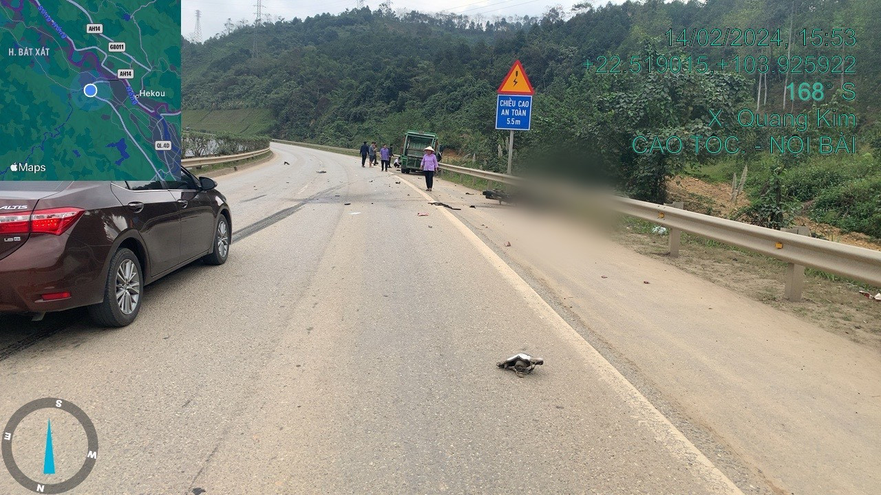 4 người đi trên 2 xe máy tử vong. 4 người đi trên 2 xe máy tử vong.