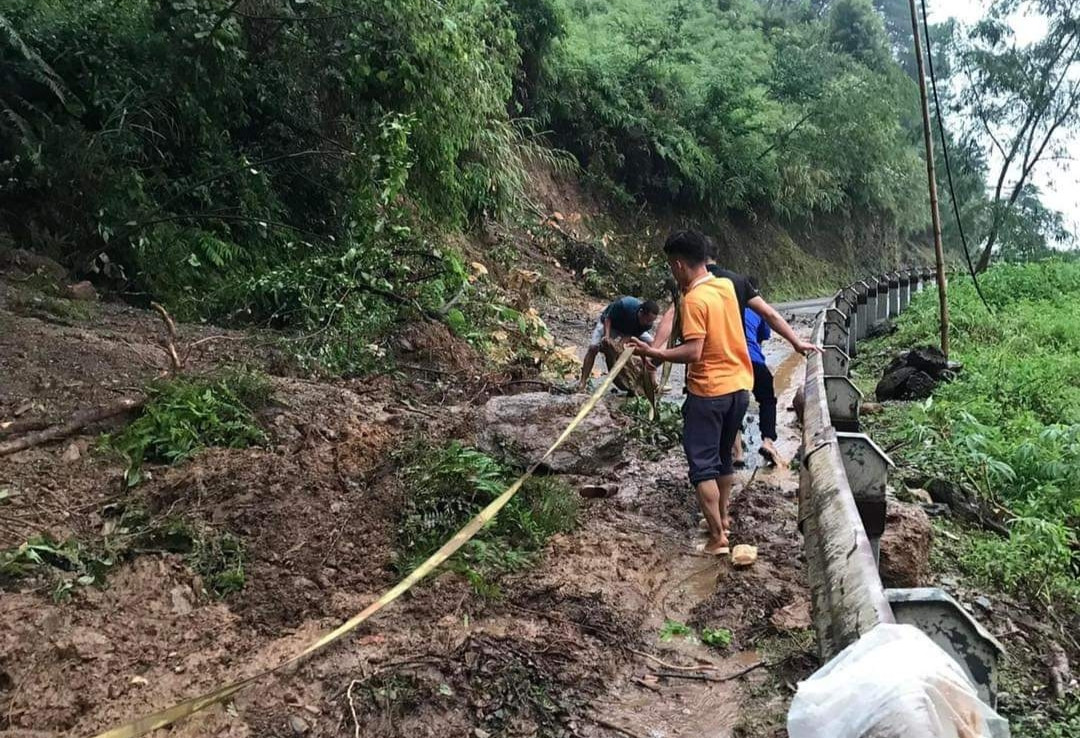 Quốc lộ 4C tiếp tục bị sạt lở khiến giao thông đi lại khó khăn.