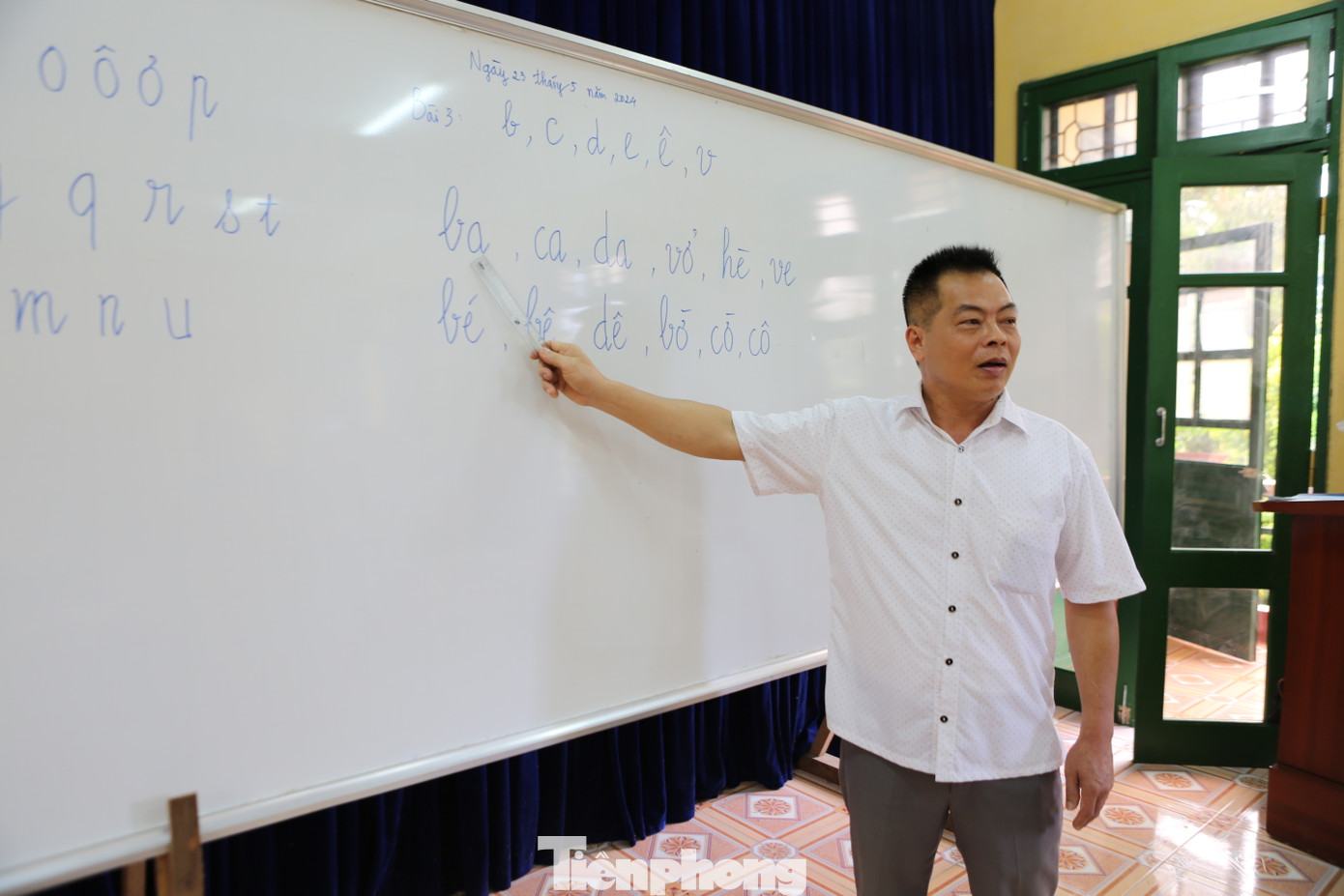 Thầy cô là những cán bộ công tác tại cơ sở, chưa có kinh nghiệm giảng dạy, nhưng khi được phân công dạy xóa mù, những thầy cô "đặc biệt" này không quản ngại khó khăn, tìm tòi những phương pháp, cách dạy học đối với từng lứa tuổi, từng học viên để giúp cho họ hiểu được, học được. Từ đó, biết đọc, biết viết để nâng cao nhận thức, có hành trang mới làm lại cuộc đời.