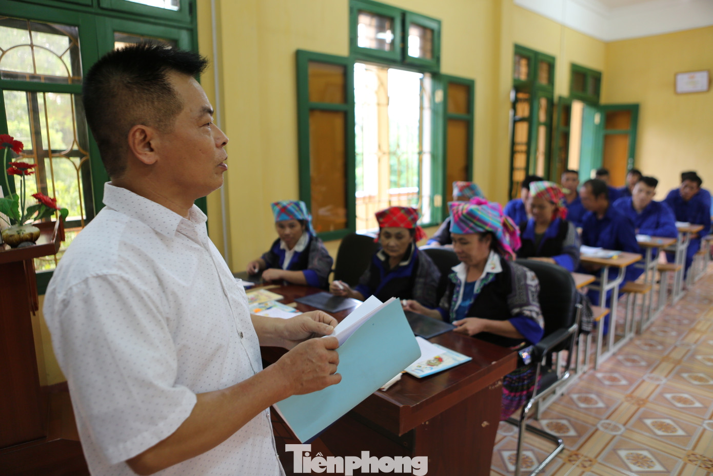 Trao đổi với Tiền Phong, ông Lê Công Huấn - Giám đốc Cơ sở cai nghiện ma túy tỉnh Yên Bái cho biết: "Với đặc thù địa phương là tỉnh miền núi, nhiều đồng bào dân tộc thiểu số nên trong hơn 800 học viên ở đây thì có trên 70% là đồng bào dân tộc thiểu số. Ngay từ lúc tiếp nhận, sàng lọc, phân loại học viên, đơn vị phát hiện ra một số học viên không biết chữ. Từ đó sẽ gây khó khăn cho việc tuyên truyền cũng như hướng dẫn công việc. Do đó, Ban Giám đốc cơ sở quyết định mở lớp xóa mù cho học viên".