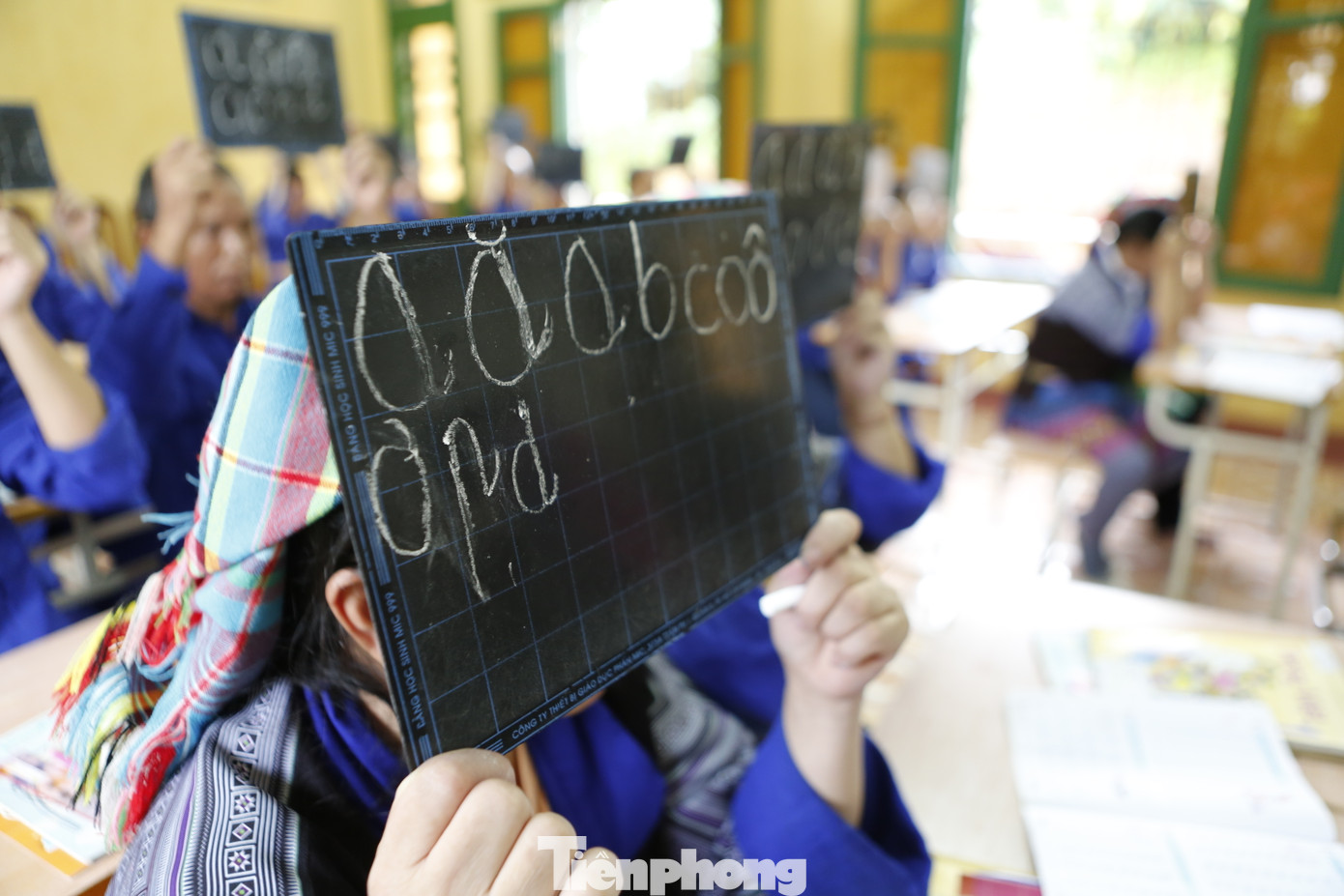 Là 1 trong 26 học viên của lớp học "đặc biệt”, học viên Giàng Thị M. (30 tuổi, ở xã Nậm Khắt, huyện Mù Cang Chải) tâm sự, trước đây gia đình không có đủ điều kiện để được đi học, không có hiểu biết nên bản thân sa vào sử dụng ma túy. Khi vào Cơ sở cai nghiện, được cán bộ dạy học chữ, biết viết, biết đọc, biết tính. Mỗi khi thăm gặp gia đình, mình cũng khoe với chồng con được học chữ nên cả gia đình rất phấn khởi.