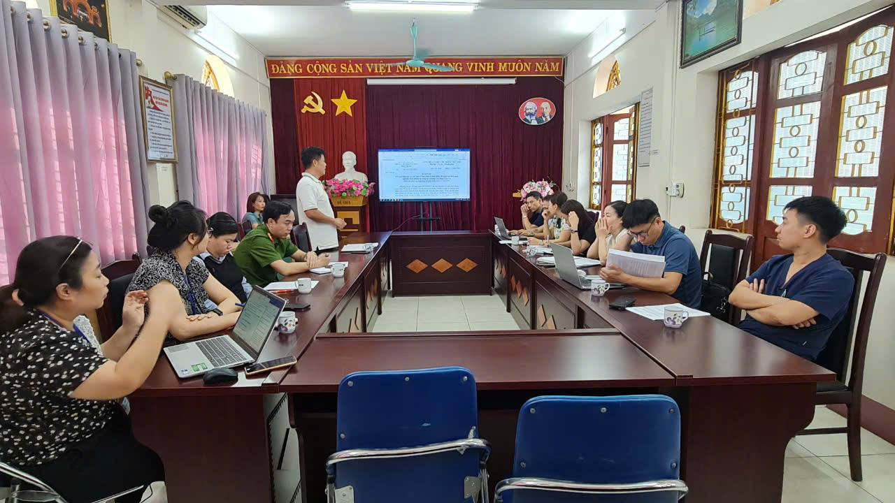 Cơ quan chức năng ngành Y tế Lào Cai công bố quyết định xử phạt.